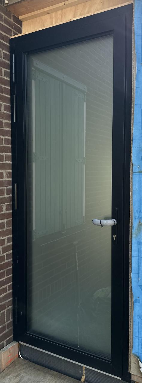 Zwarte aluminium achterdeuren | triple glas