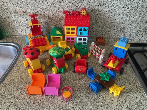 Lego. Duplo.   Verschillende voertuigjes, huisjes, meubeltjes GERESERVEERD