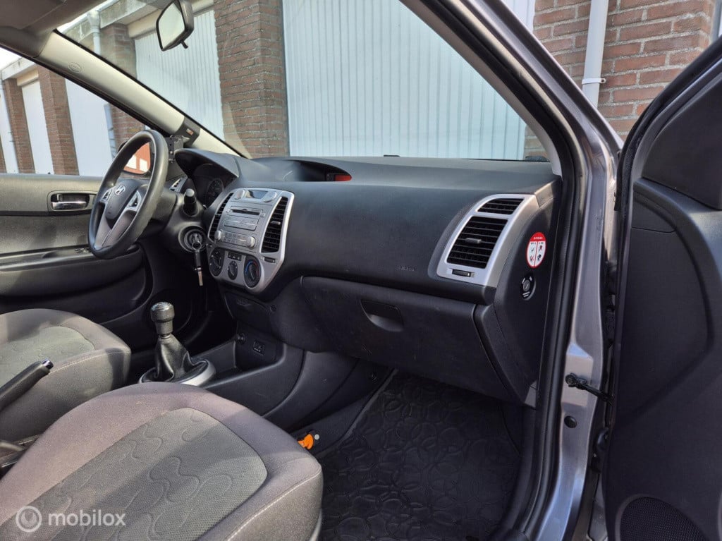 Hyundai I 20 1.2i dynamicversion / 5-deurs / dealeronderhouden/ airco / par