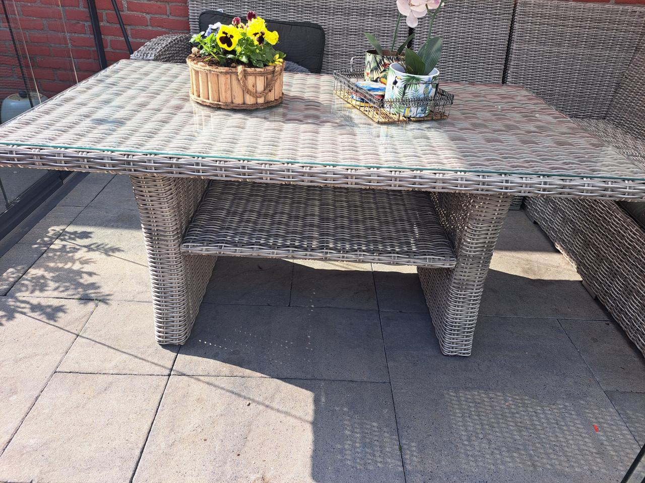 Mooie tuintafel