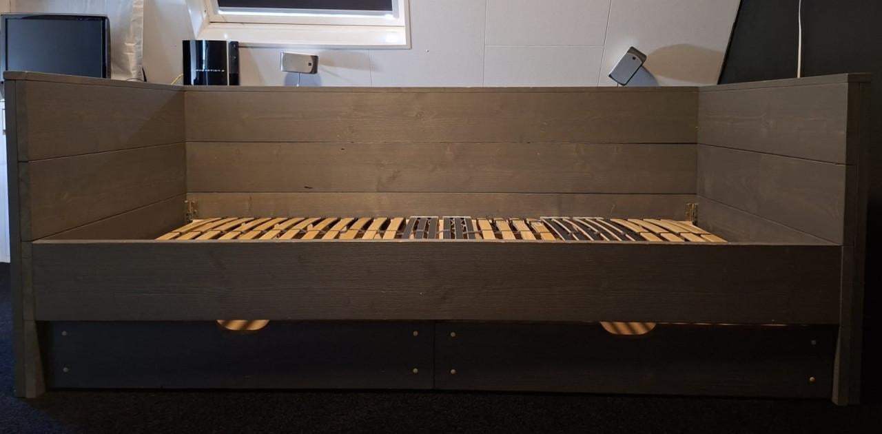 Te koop: stoere greywash bedbank