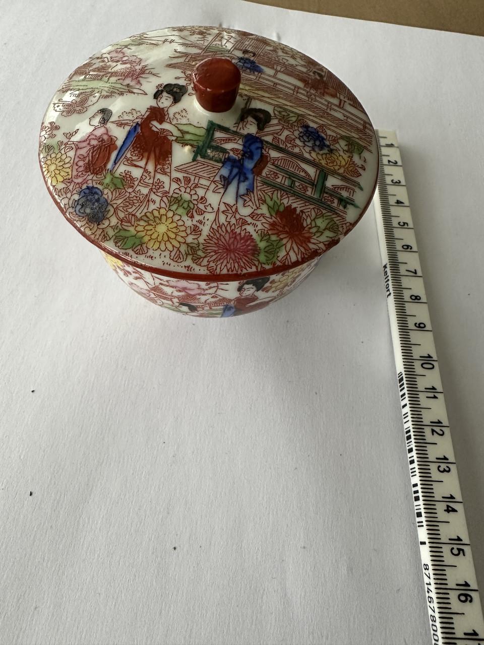 Diverse antieke borden en beeldjes