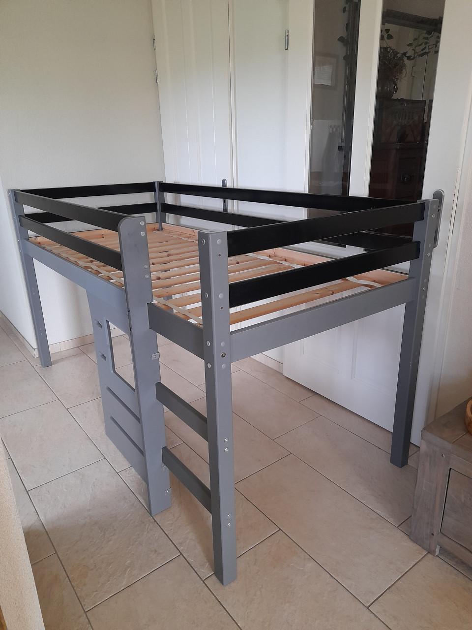 Half hoogslaper 90 x 200 ( in goede staat )