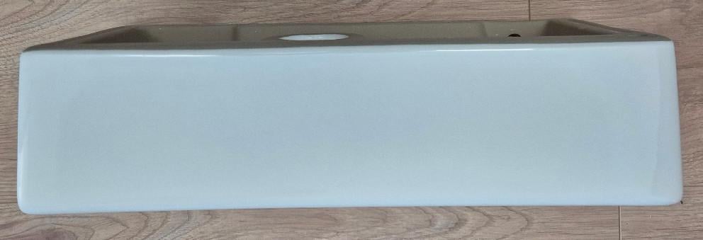 Keramisch fonteintje met toebehoren.