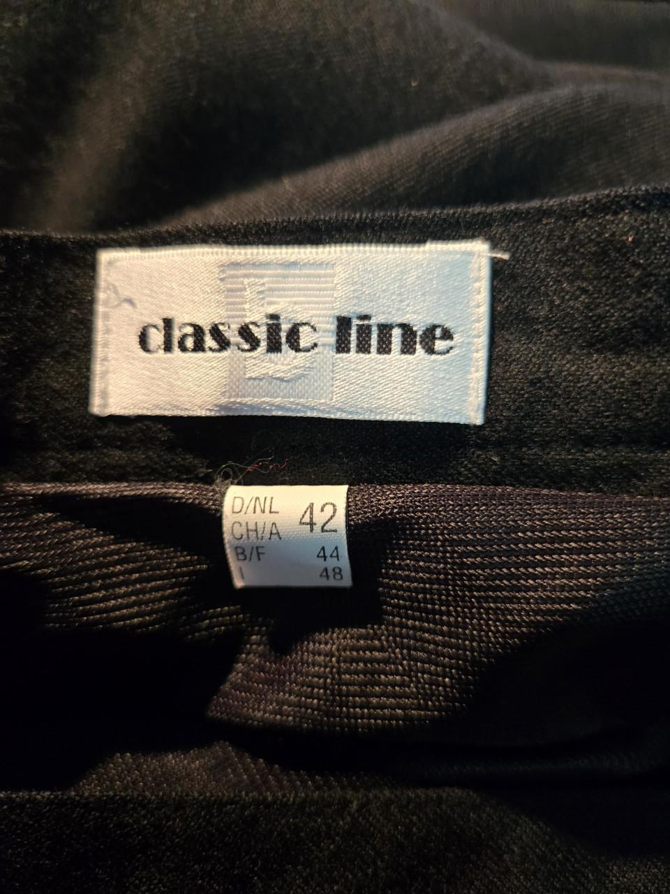 Zwarte kokerrok Maat 42 Classic Line is volledig gevoerd en knielang.