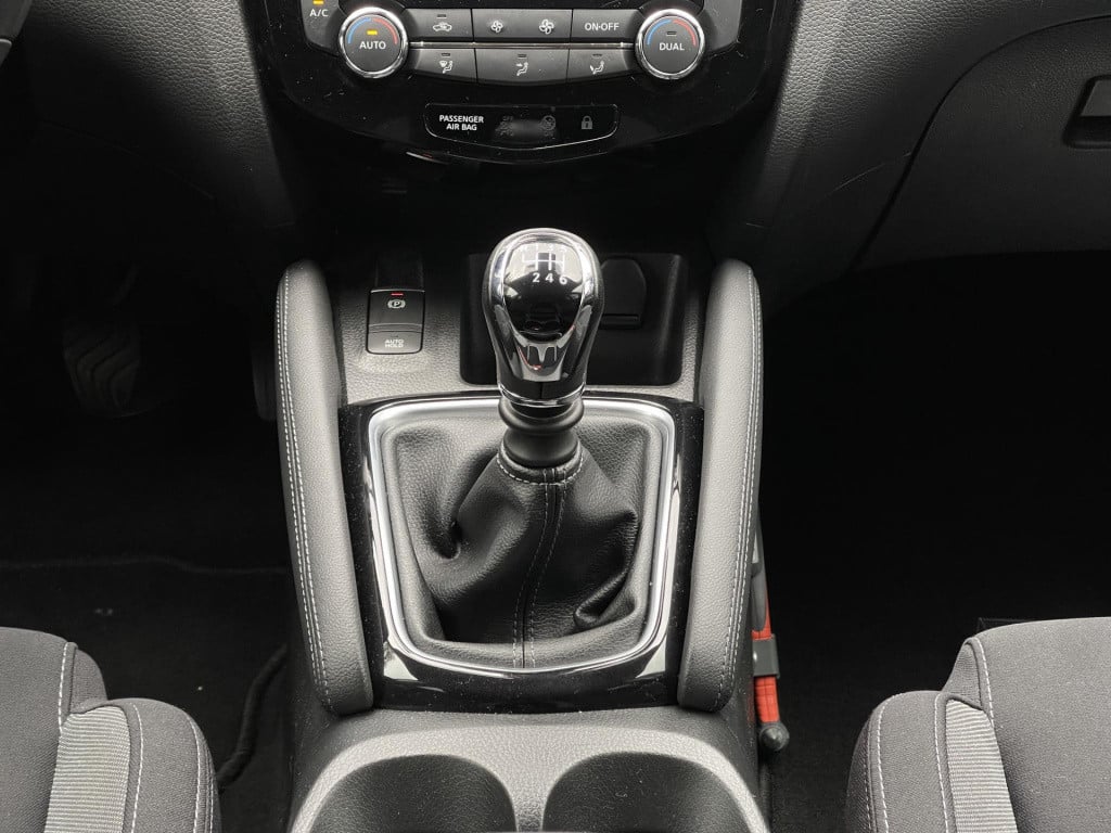 Nissan Qashqai 1.2 n-connecta design pack | trekhaak | panoramadak | naviga