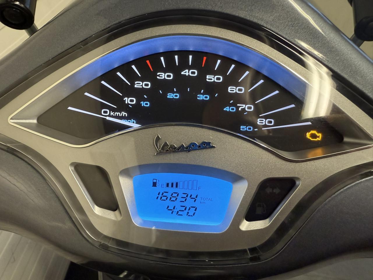 Zeer nette en complete Vespa Primavera Touring 45km!