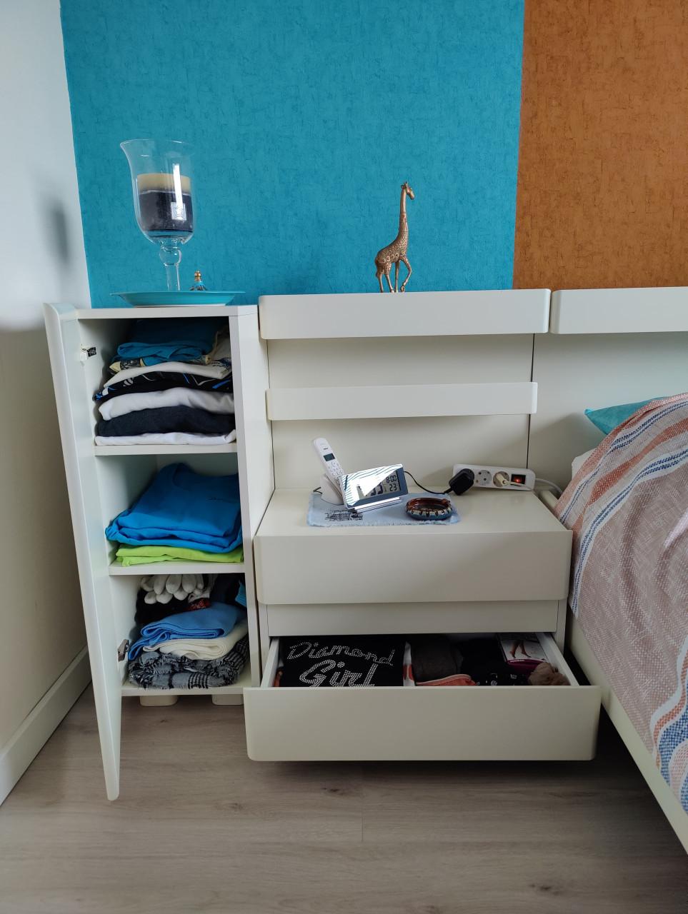 Slaapkamer wit,bed nachtkastjes.kledingkast