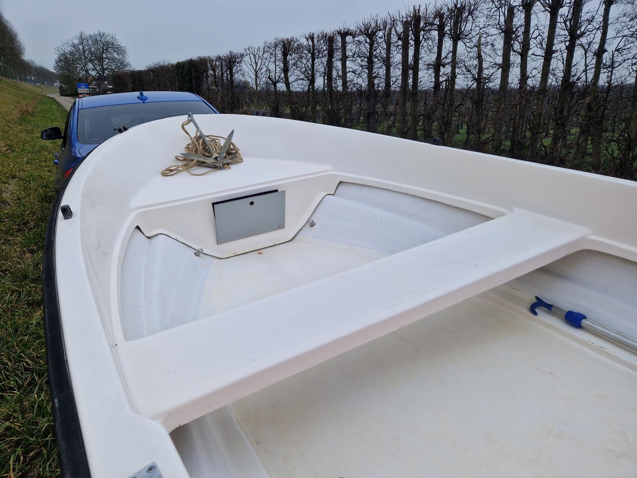 ELAN 401 met Yamaha 4-takt 4 pk en PEGA boottrailer compleet set vaarklaar