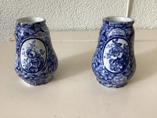Vaasjes. 2 x Porselijn. (Villeroy & Boch)