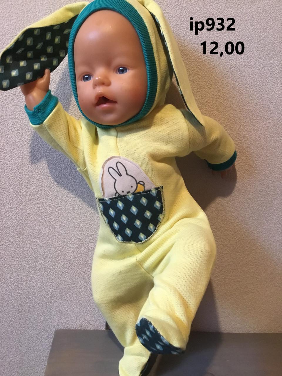 Poppenkleertjes baby born. Pyjama. Opbrengst KiKa.