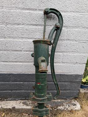 Oude gietijzeren waterpomp