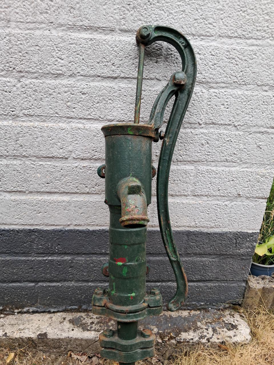 Oude gietijzeren waterpomp
