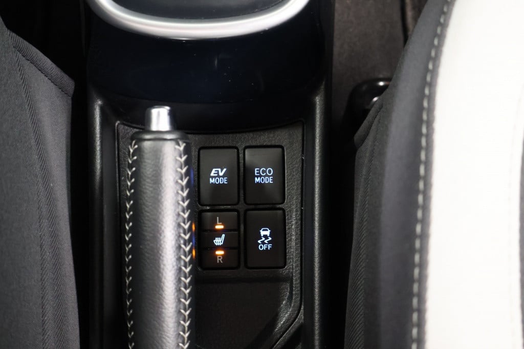 Toyota Yaris 1.5 hybrid dynamic bi-tone