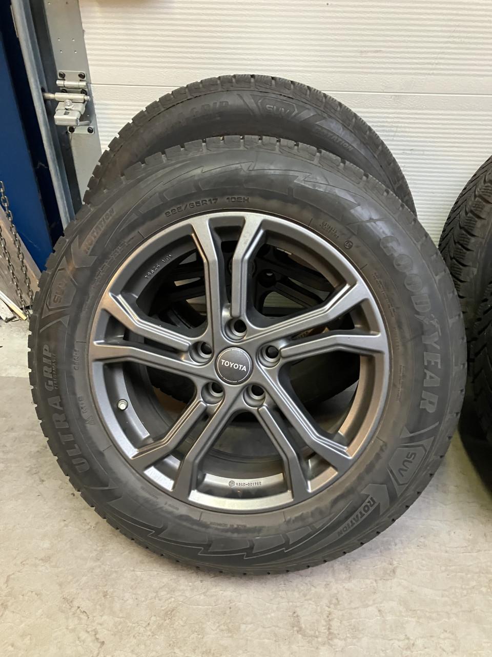 Toyota RAV4 winterbanden 6 mm 225/65/17 + orig l.m.velgen 5x114,3 naaf 60.1