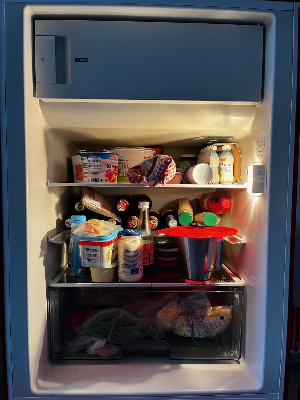 Rode Bosch retro koelkast met vriesvak