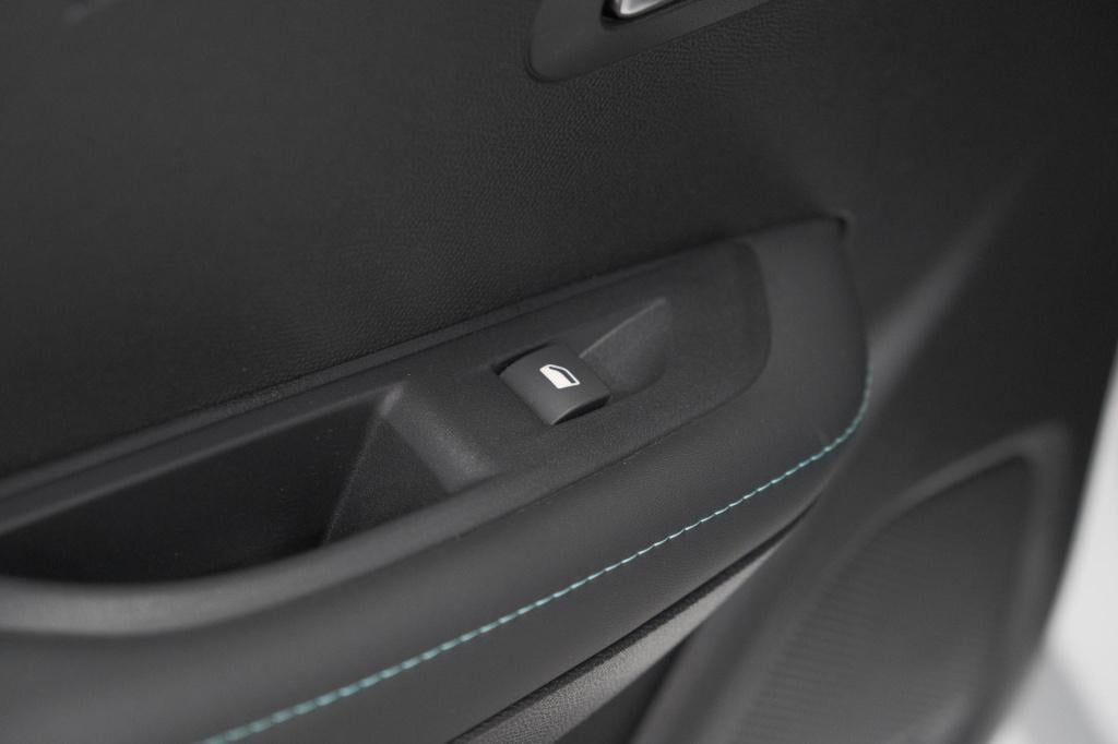 Peugeot 208 puretech 75 allure | camera | apple carplay | parkeersensoren |