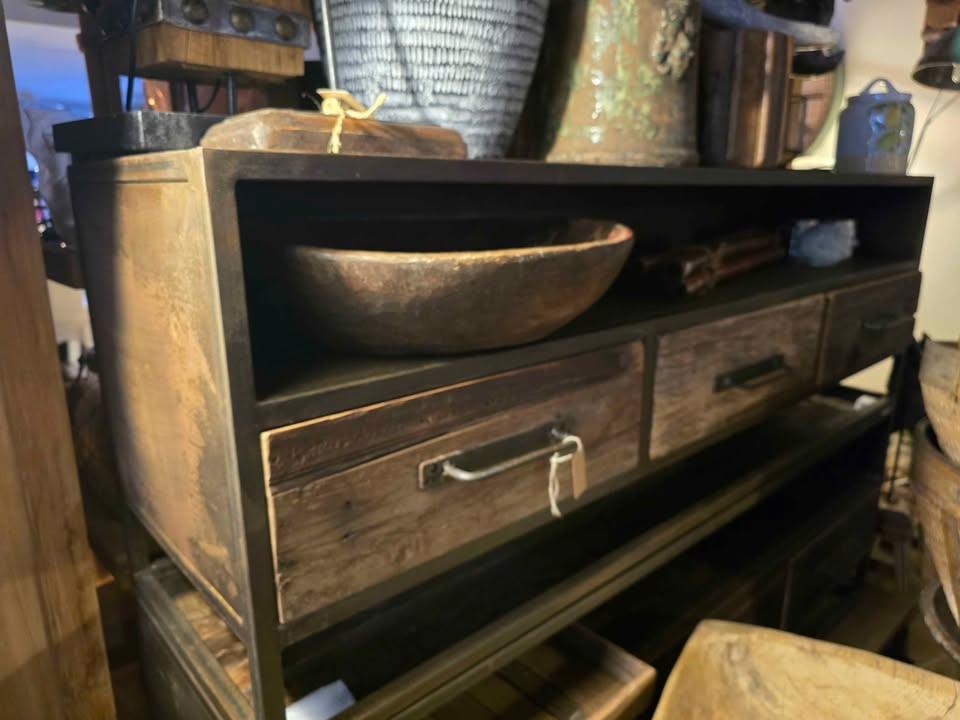 NACHTKASTJES IN DIVERSE MATEN EN MODELLEN, MAAR OOK VEEL ANDERE ITEMS