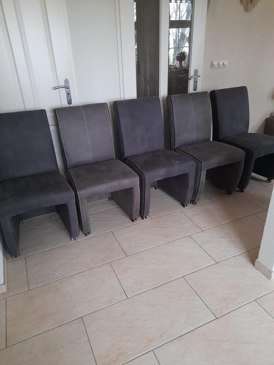 5 lekker zittende stoelen (in goede nette staat )