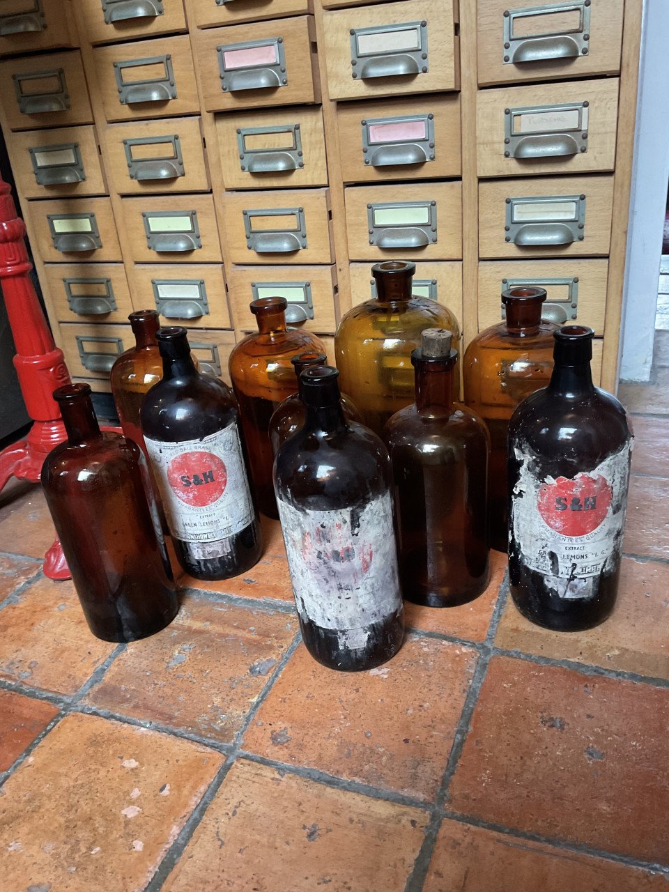 Partij oude apothekersflessen