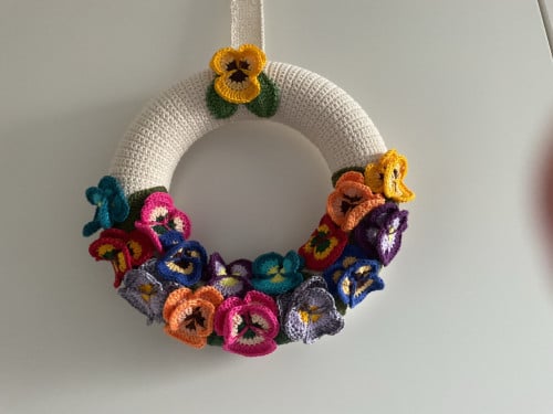 Verschillendegehaakte bloemen kransen