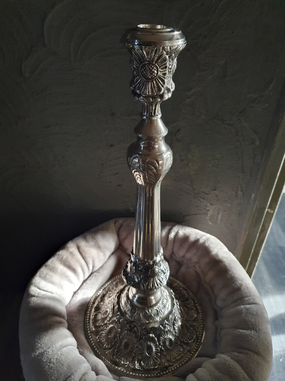 Prachtige heel grote vintage kandelaar heel zware kwaliteit...