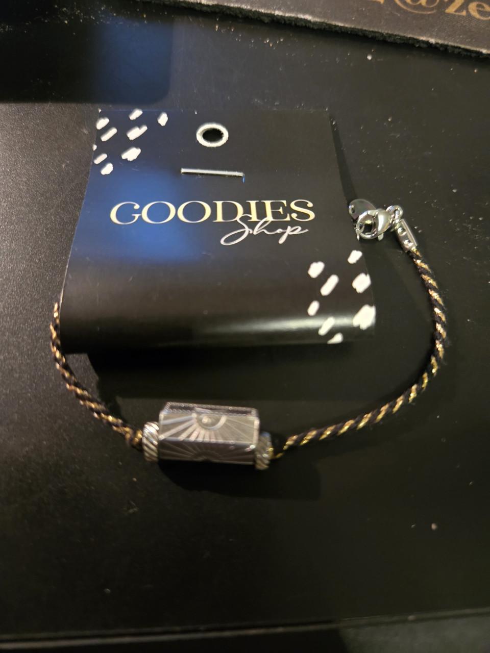Armband met een bedel van de "Goodies Shop".Nieuw