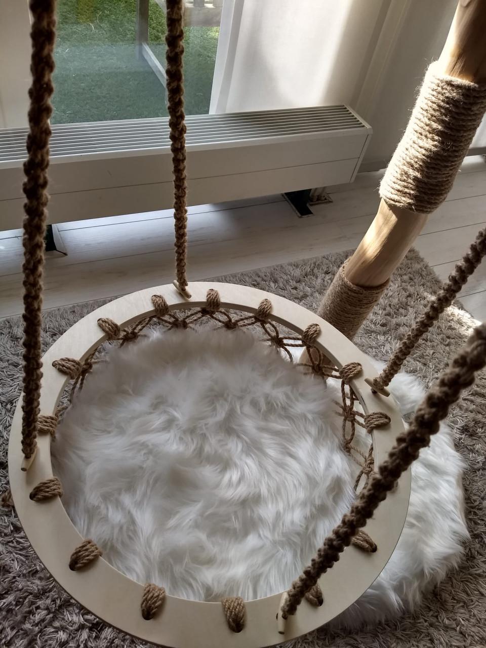 Klimboom (krabpaal) met natuurlijke houten stammen