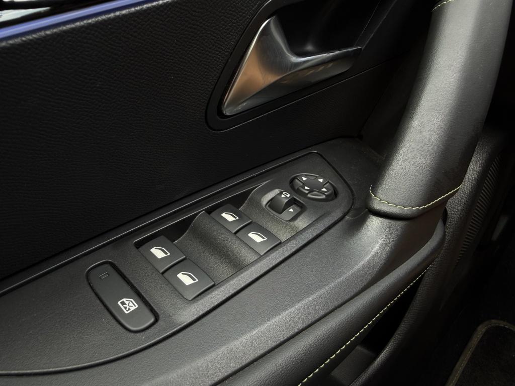 Peugeot 2008 1.2 hybrid 136 gt