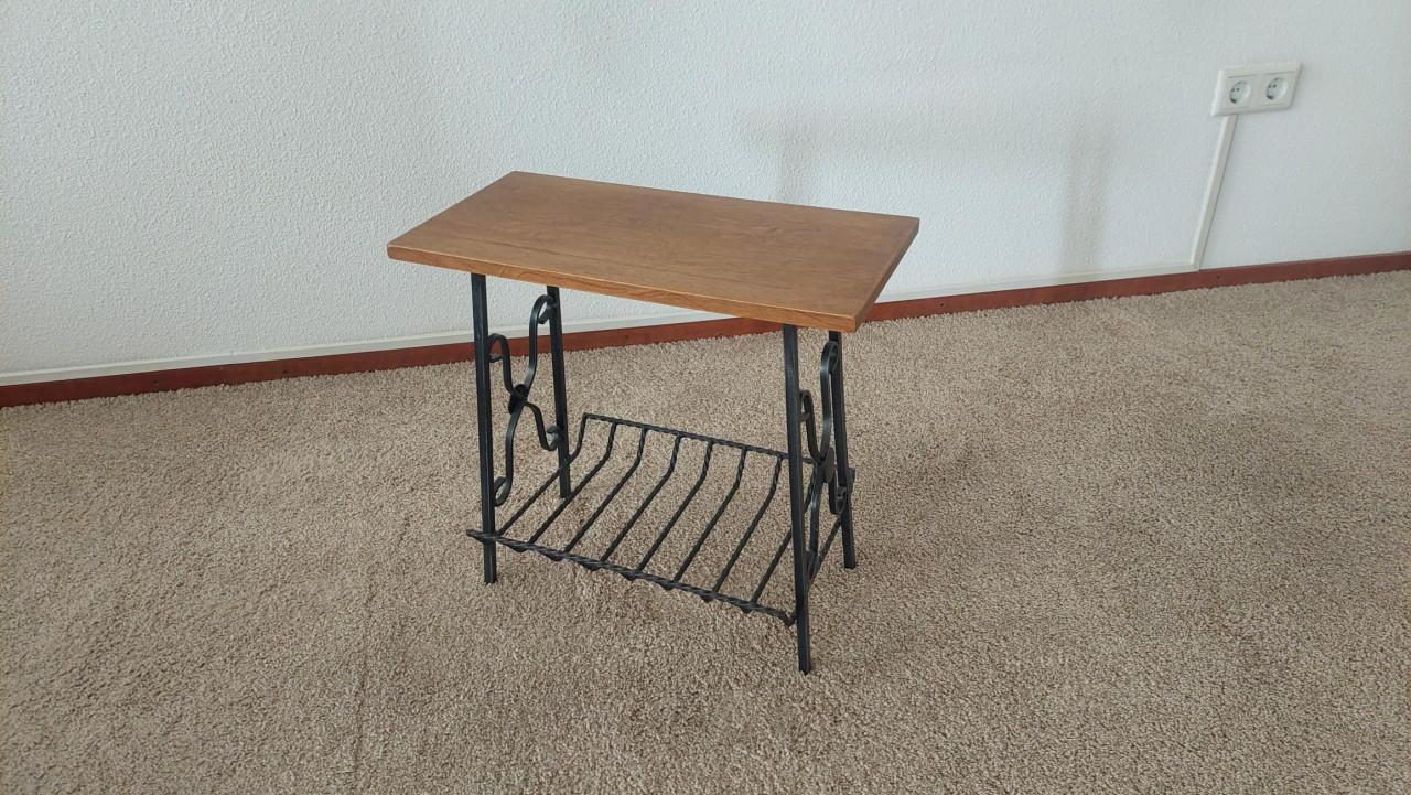 Vintage Bijzettafeltje met Lectuurbak / Krantenbak