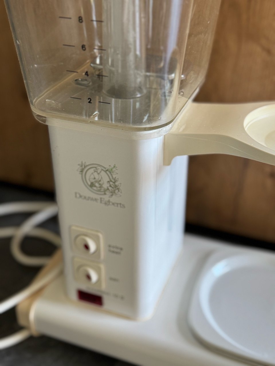 Goedwerkende Douwe Egberts Technivorm Moccamaster 741A wit.