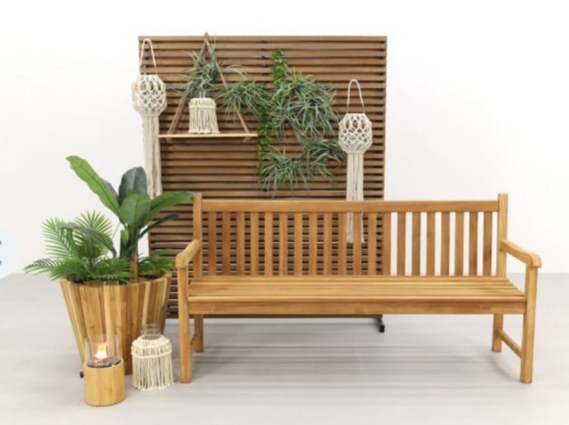Teak bank  plus kussens.