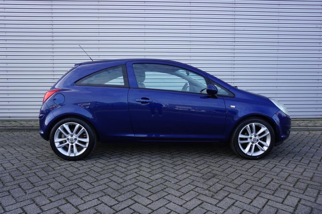 Opel Corsa 1.4-16v cosmo airco / elektr. ramen / lm velgen / nap