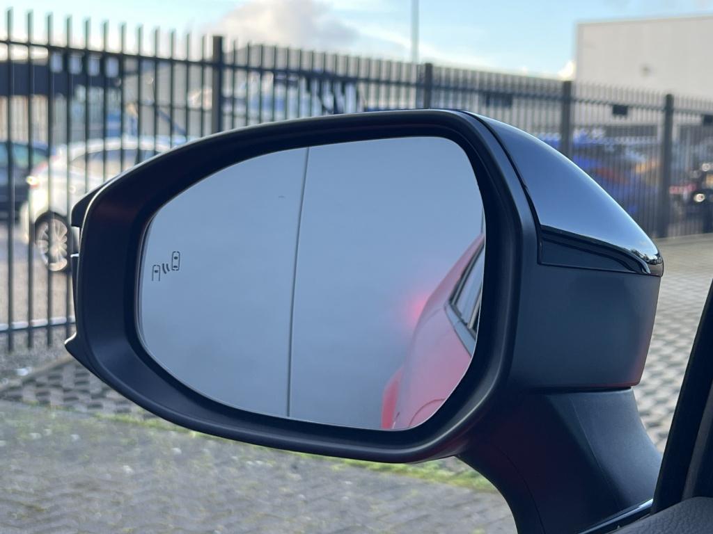 Toyota C-hr 1.8 hybr 140 first