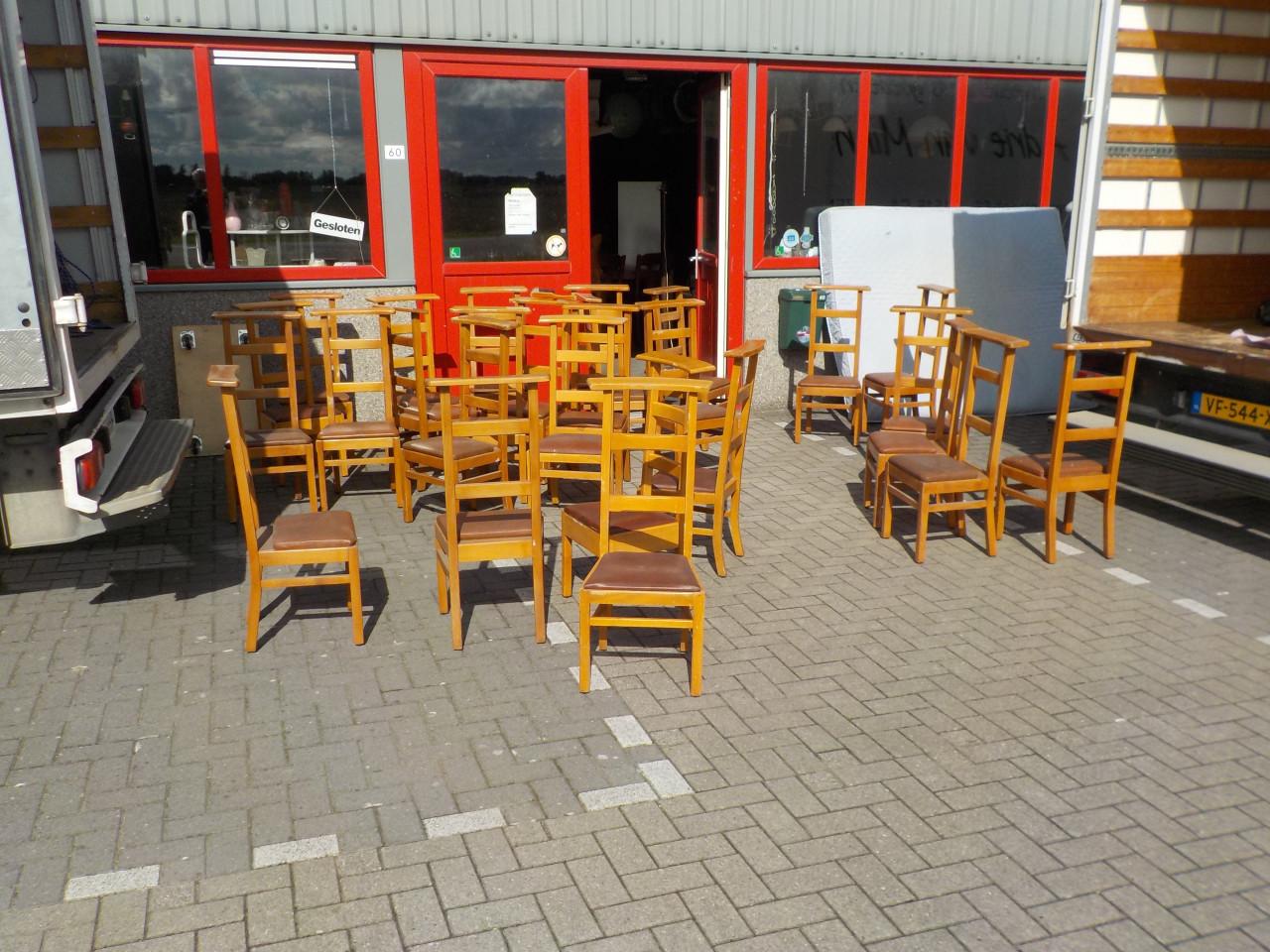 Bidstoelen opruimprijs 15 euro 2 voor 25 euro 3 voor 35 euro 4 voor 45 euro