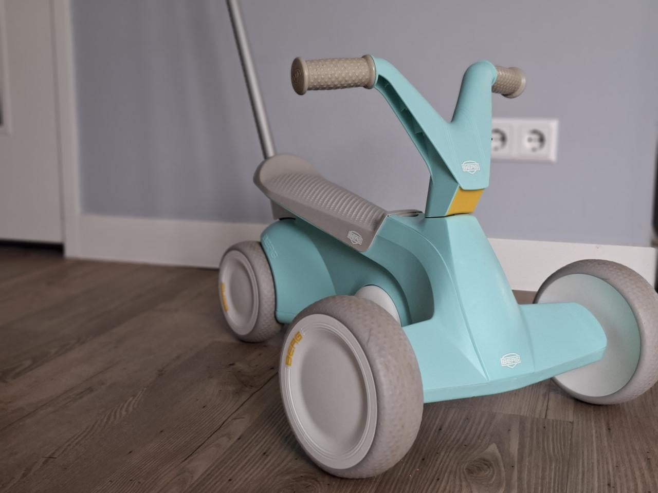 BERG GO2 Mint/Groen met duwstang (vanaf 1 jaar)