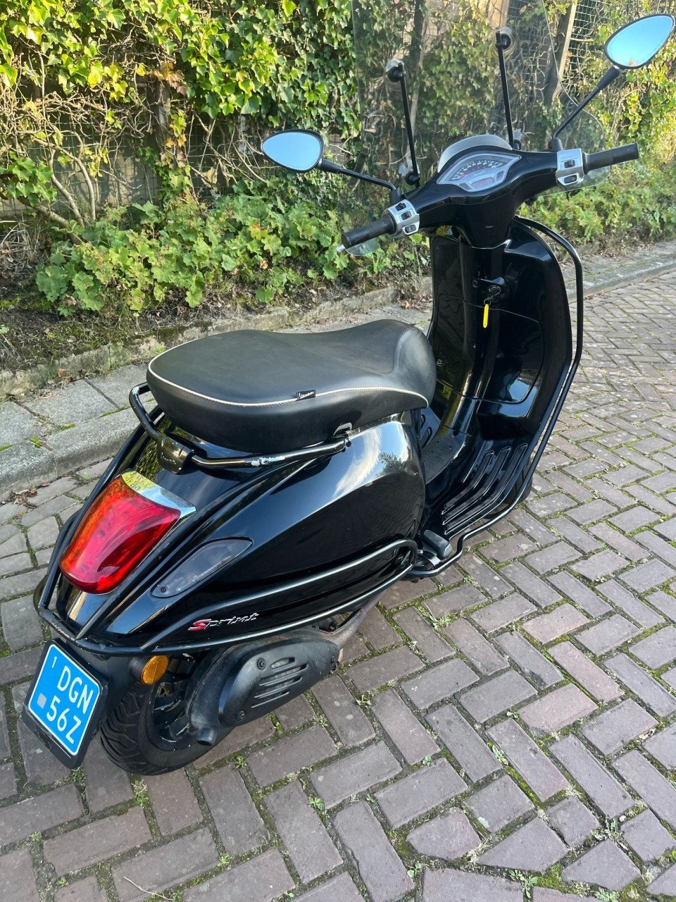 Vespa sprint blauw kenteken brommer scooter