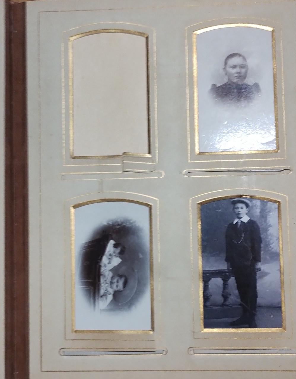 Antiek fotoalbum 125 jaar oud.