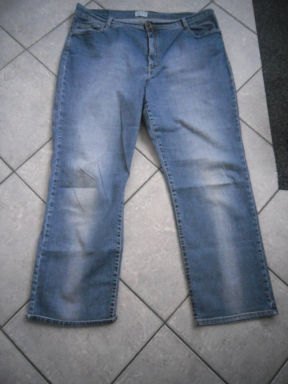 2 DAMESBROEKEN LICHT  MAAT 50 DONKER W 50 - L 31