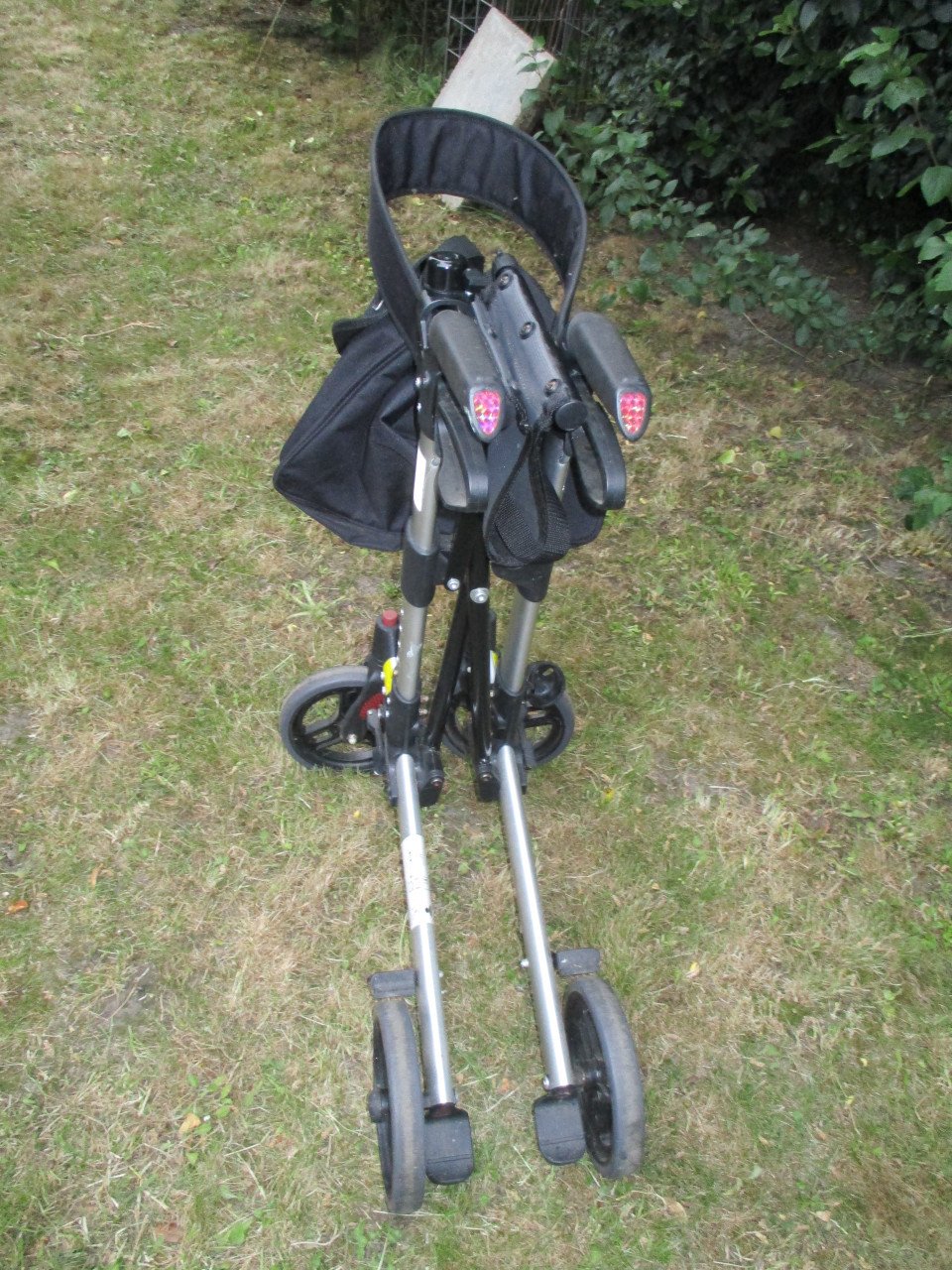 Te koop rollator met rugband en grote tas (schoudertas)