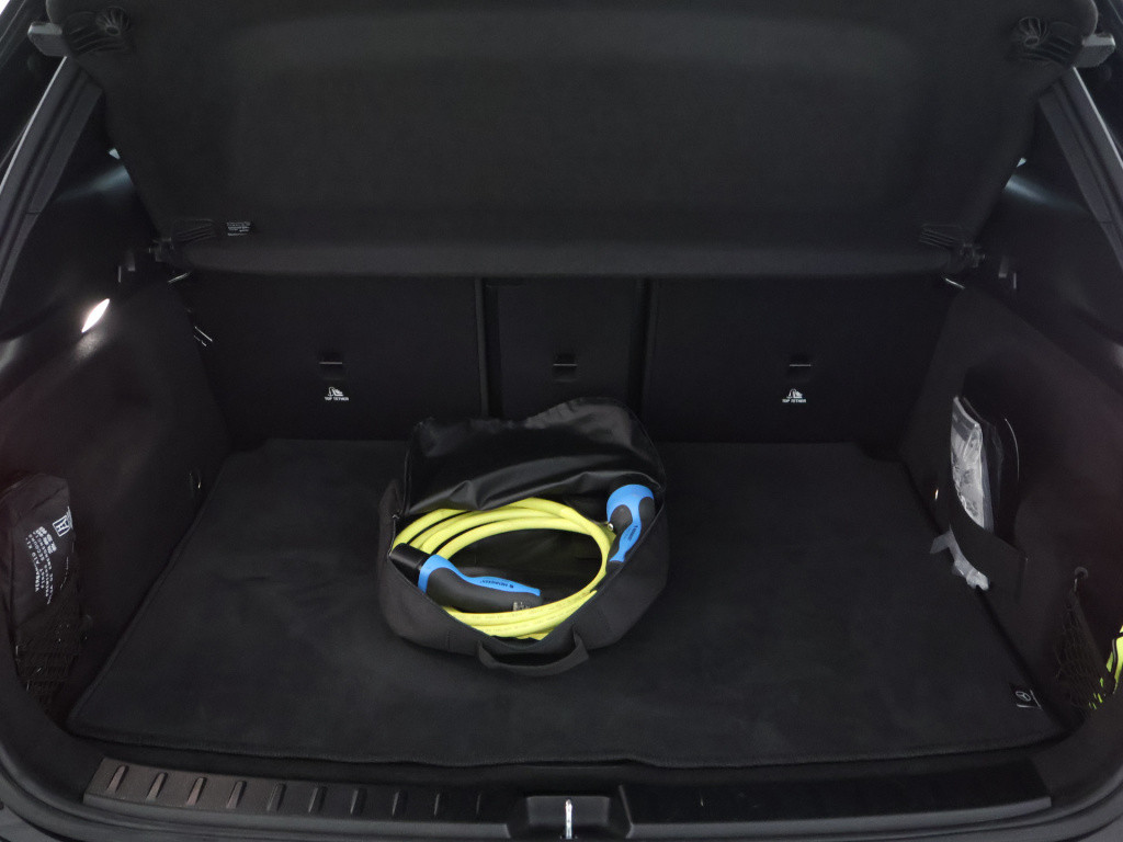 Mercedes-Benz Eqa 250 business solution amg 67 kwh | dodehoek detector | sf