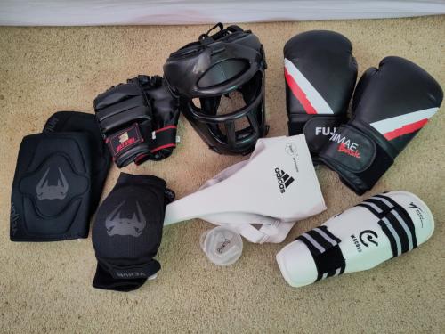 Bokshandschoenen en beschermmiddelen voor zelfverdedigingssport