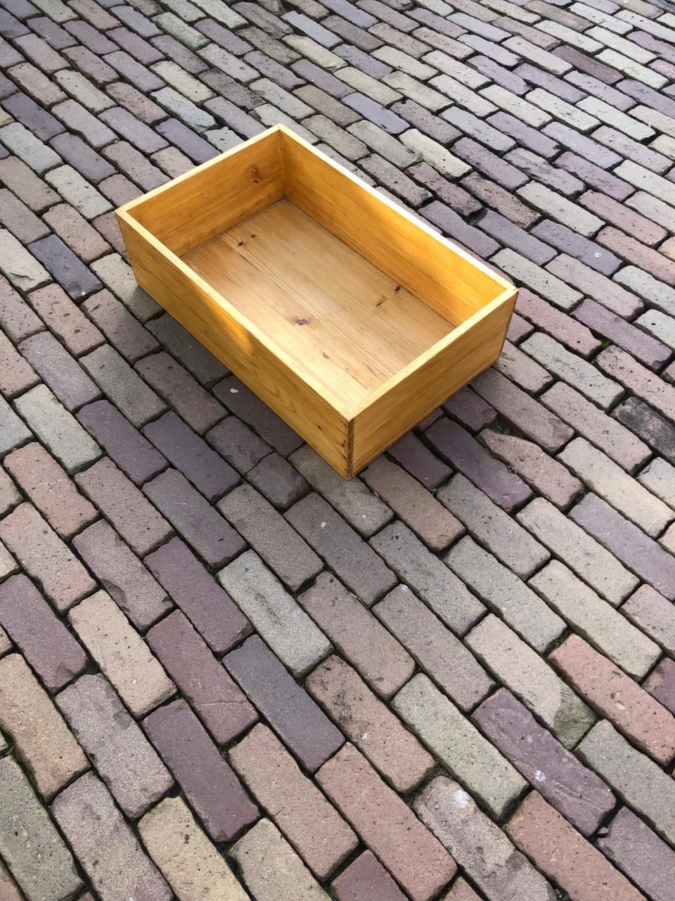 Houten bak Afm 60x37x18cm.
