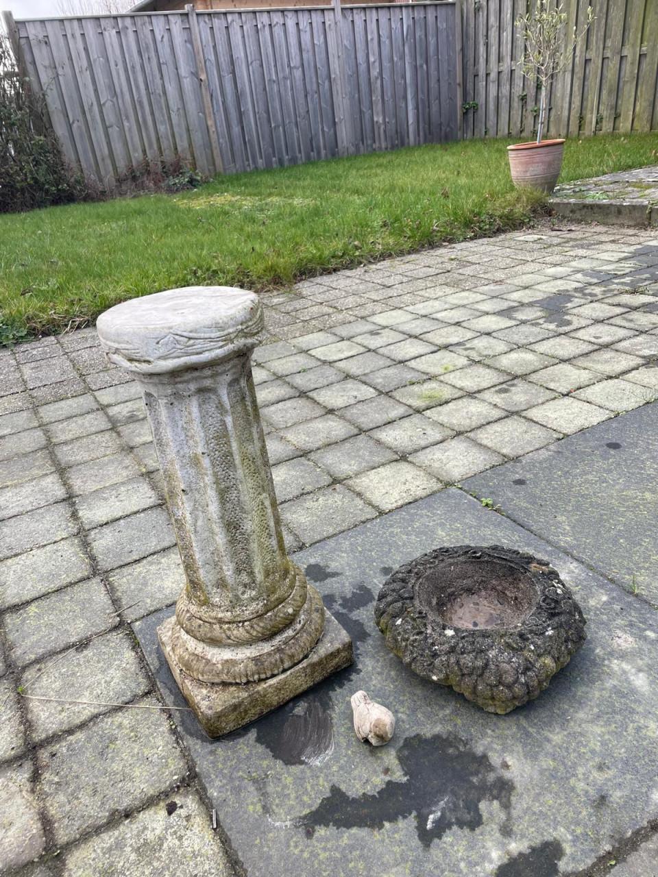 Vogeldrinkbak met betonnen voet