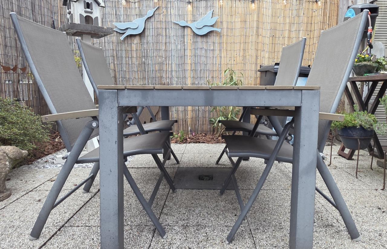Tuintafel met 4 stoelen en bij passende kussens.