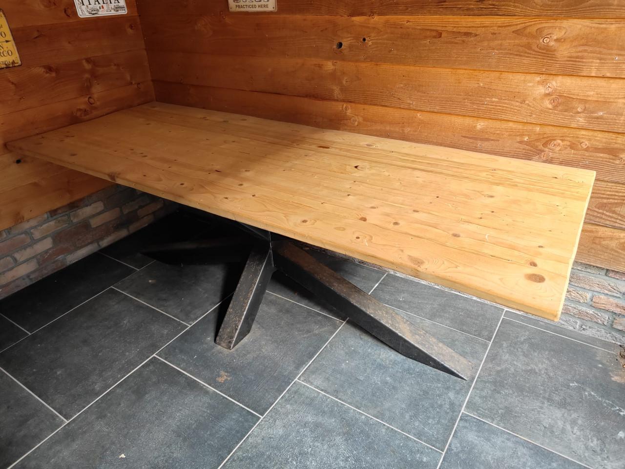 Mooie industriële tuintafel