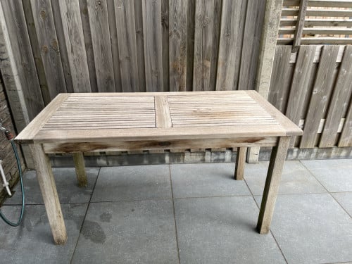 Teak houten tafel met 4 witte tuinstoelen