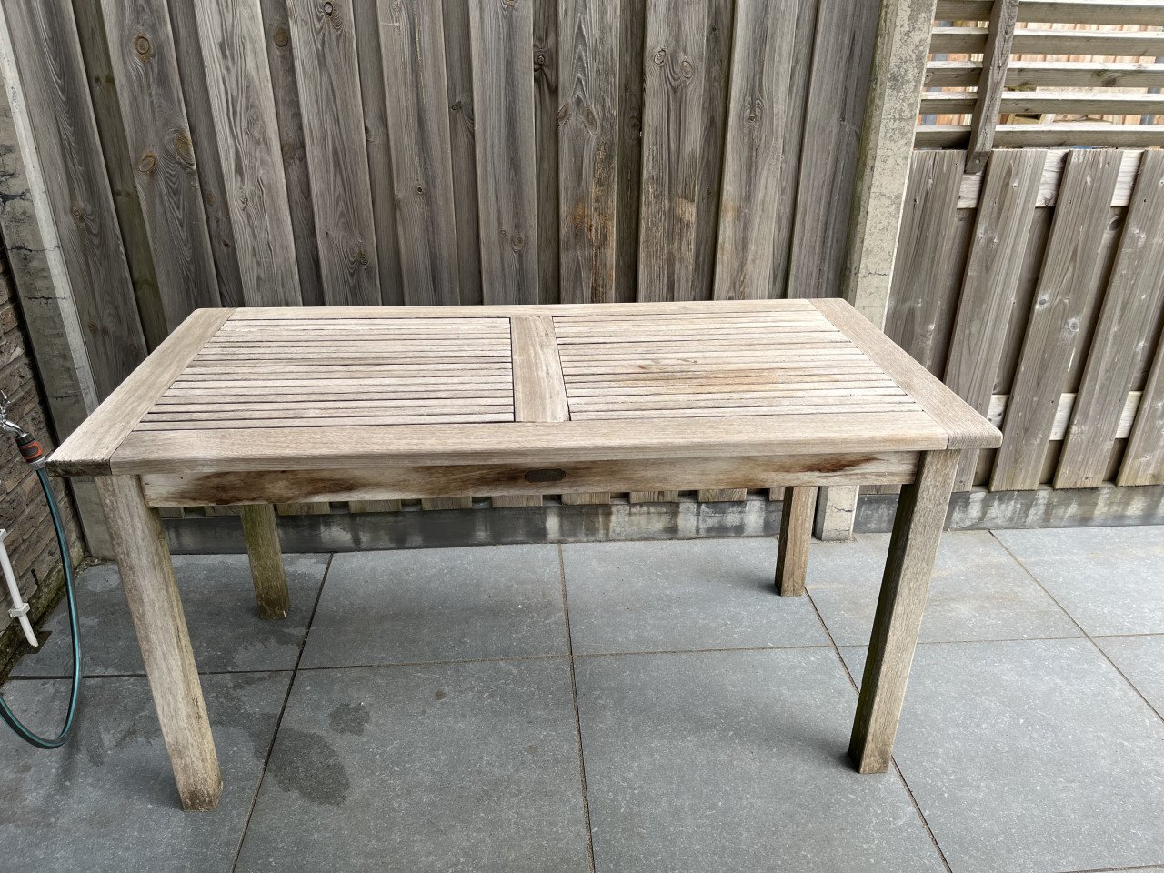 Teak houten tafel met 4 witte tuinstoelen