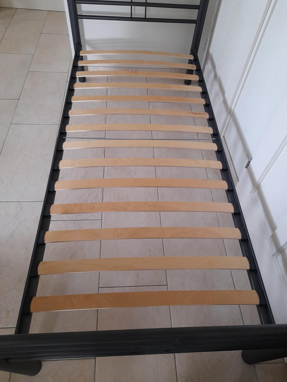 Metalen bed ( in goede nette staat )  Kleur antraciet!