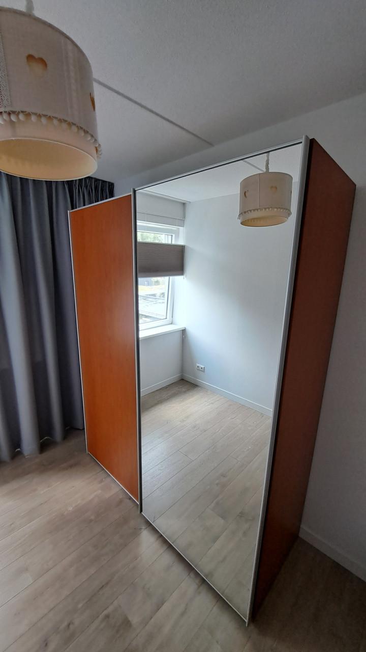 Grote kast met spiegel